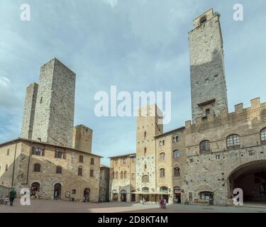 SAN GIMIGNANO, ITALIEN - september 20 2020: Stadtbild mit Menschen auf dem zentralen Duomo Platz mit berühmten Türmen um, in helles Licht auf s geschossen Stockfoto