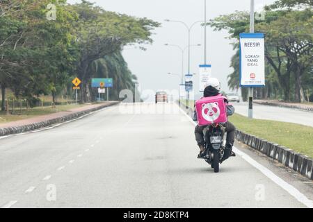 KUALA LUMPUR, MALAYSIA, 17. September 2019: Lebensmittelbestellung online über Foodpanda wird per Motorrad von foodpanda Rider geliefert. Foodpanda kommt Stockfoto