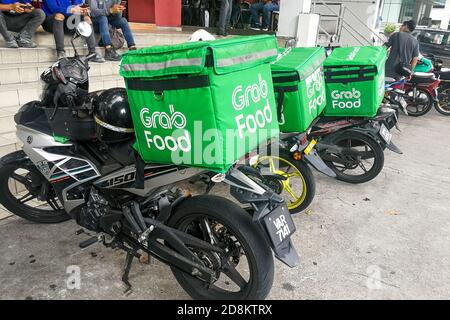 KUALA LUMPUR, MALAYSIA, 17. September 2019: Grabfood Riders warten vor den Restaurants auf den Auftrag zur Lieferung von Lebensmitteln. Grabfood ist ein Schnellster Stockfoto