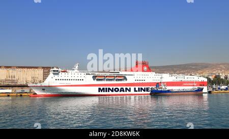 Die Minoan Lines Schnellfähre RO-Pax, Knossos Palace, dockte im griechischen Hafen von Piräus an. Das Schiff wurde 2000 gebaut. Stockfoto