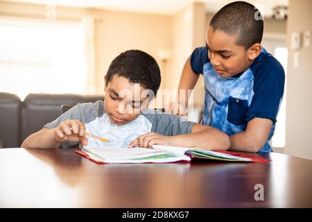 Zwei schwarze Bruder Kind macht Hausaufgaben zu Hause Stockfoto