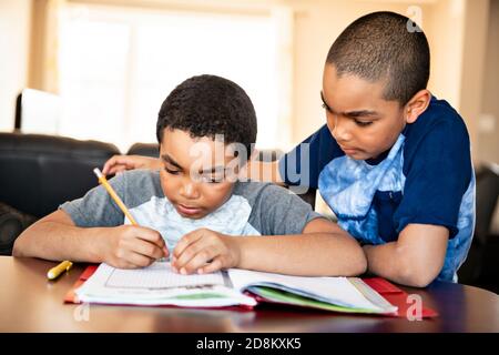 Zwei schwarze Bruder Kind macht Hausaufgaben zu Hause Stockfoto