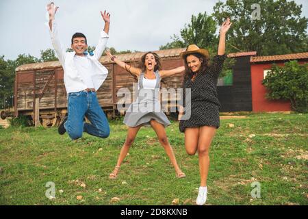 Drei glückliche und fröhliche Freunde, die Spaß auf der Ranch haben. Ranch Konzept Fotografie Stockfoto