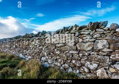 Traditionell gebaute Trockensteinmauer, oder Deich, in Schottland Stockfoto