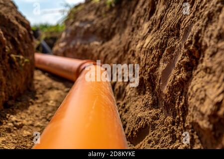 Kunststoffrohre im Boden für Abwasser und Regenwasser Stockfoto