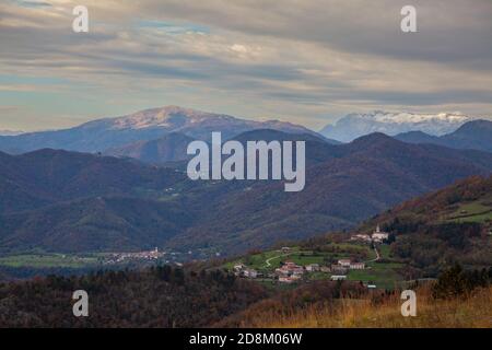 Teilweise bewölkt und sonnig Herbstpanorama auf Banjsice Plateau in Slowenien mit Blick auf Leppa und Rocinj im Soca-Tal Stockfoto