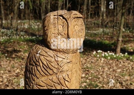 Selektiver Fokus Nahaufnahme der Figur einer Eule geschnitzt Aus Holz Stockfoto