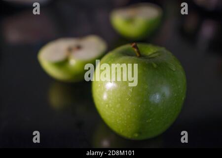 Ein grüner Apfel mit Wassertropfen Stockfoto