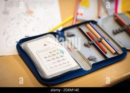 Hamburg, Deutschland. Oktober 2020. Ein Stück Papier mit den Buchstaben des Alphabets befindet sich in einem Bleistiftetui auf einem Tisch in einer 2. Klasse an der Hasselbrook Grundschule. Quelle: Christian Charisius/dpa/Alamy Live News Stockfoto