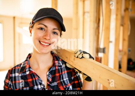 Eine Arbeiterin in der Zimmermannsarbeit Renovierung Stockfoto