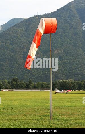 windsock auf einem kleinen Flughafen in der Schweiz Stockfoto