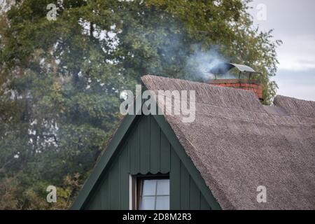 Rauchkamin auf dem Strohdach Stockfoto