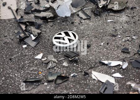 Volkswagen Emblem zwischen gebrochenen Teilen auf der Straße nach dem Verkehr Unfall Stockfoto