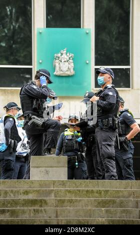 Melbourne, Australien 31 Oct 2020, die Polizei wartet vor einem Treasury Place vor einem geplanten Protest in Treasury Gardens am Samstagmorgen, als Vorbereitungen für eine große Aktion der Polizei, um einen Anti-Regierung-Protest für den Park zu kontrollieren geplant. Kredit: Michael Currie/Alamy Live Nachrichten Stockfoto