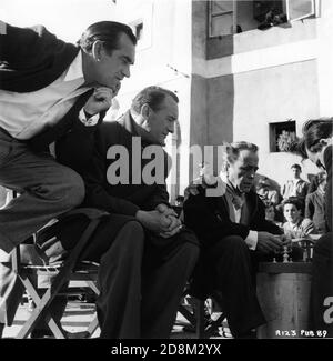 Der Fotograf ROBERT CAPA und GEORGE SANDERS beobachten HUMPHREY BOGART beim Spielen Schach am Drehort offen in Ravello in Italien Dreharbeiten BEAT THE DEVIL 1953 Regisseur JOHN HUSTON Roman Claud Cockburn Drehbuch Truman Capote und John Huston UK - Italien - USA Koproduktion Romulus Films / Dear Film / Santana Pictures Unternehmen Stockfoto