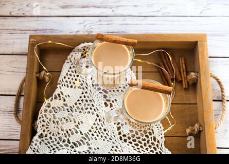 Traditionelle Winter Eierlikör in Glas Becher mit Milch, Rum und Zimt, weihnachtsschmuck. Stockfoto