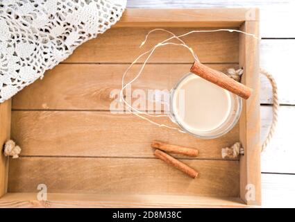 Traditionelle Winter Eierlikör in Glas Becher mit Milch, Rum und Zimt, weihnachtsschmuck. Stockfoto