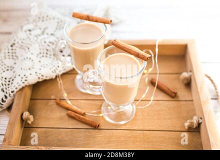 Traditionelle Winter Eierlikör in Glas Becher mit Milch, Rum und Zimt, weihnachtsschmuck. Stockfoto