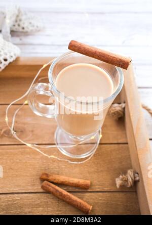 Traditionelle Winter Eierlikör in Glas Becher mit Milch, Rum und Zimt, weihnachtsschmuck. Stockfoto