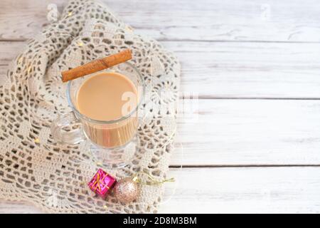 Traditionelle Winter Eierlikör in Glas Becher mit Milch, Rum und Zimt, weihnachtsschmuck. Stockfoto