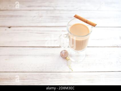 Traditionelle Winter Eierlikör in Glas Becher mit Milch, Rum und Zimt, weihnachtsschmuck. Stockfoto