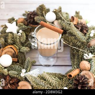 Traditionelle Winter Eierlikör in Glas Becher mit Milch, Rum und Zimt, weihnachtsschmuck. Stockfoto