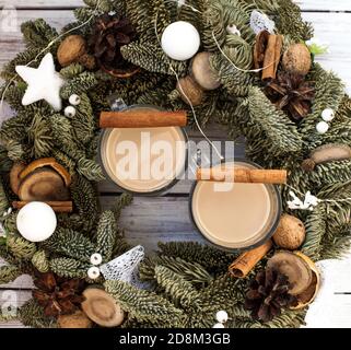 Traditionelle Winter Eierlikör in Glas Becher mit Milch, Rum und Zimt, weihnachtsschmuck. Stockfoto