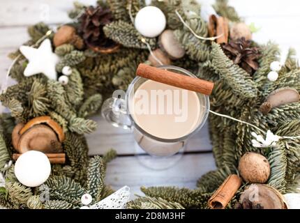 Traditionelle Winter Eierlikör in Glas Becher mit Milch, Rum und Zimt, weihnachtsschmuck. Stockfoto