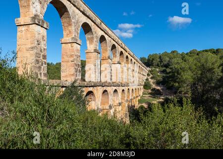 Teufelsbrücke (Pont del diable), römisches Aquädukt, erbaut, um die antike Stadt Tarraco vom Fluss Francolí aus mit Wasser zu versorgen. UNESCO-Weltkulturerbe Stockfoto