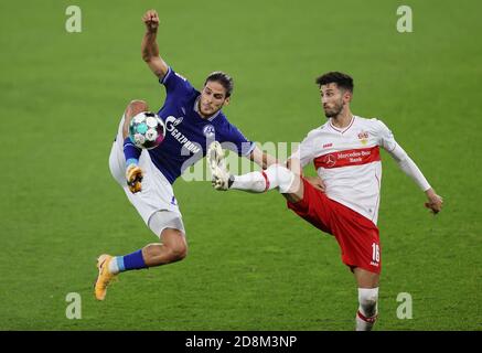 Gelsenkirchen, Deutschland. 31. Okt 2020. firo: 30.10.2020 Fuvuball: Fußball: 1. Bundesliga-Saison 2020/21 FC Schalke 04 - VfB Stuttgart Duels, Goncalo Paciencia, Versus, Atakan Karazor, Goncalo Paciencia, Individual Action Credit: Jvºrgen Fromme/firo/Pool / usage worldwide/dpa/Alamy Live News Stockfoto