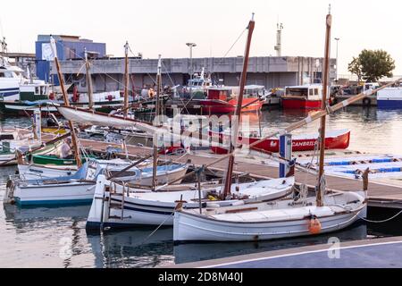 Spanien; Okt 2020: Traditionelle Segelboote dockten an einem Hafen an. Dorf am Mittelmeer im Sommer. Ruhiges Meer. Cambrils, Katalonien, Spanien Stockfoto