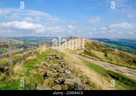 Blick entlang der Mam Tor Grat in Richtung Back Tor und Win Hill. Stockfoto