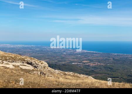 Kap von Salou und die von oben abgebildete Umgebung, touristisches Gebiet im Sommer am Mittelmeer. Tarragona, Katalonien, Goldene Küste, Spa Stockfoto