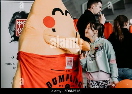 Wellington, Neuseeland. Oktober 2020. Ein Mädchen schaut auf ein Knödelmaskottchen während der Food Show 2020 im Sky Stadion von Wellington, Neuseeland, 31. Oktober 2020. Quelle: Zhang Jianyong/Xinhua/Alamy Live News Stockfoto