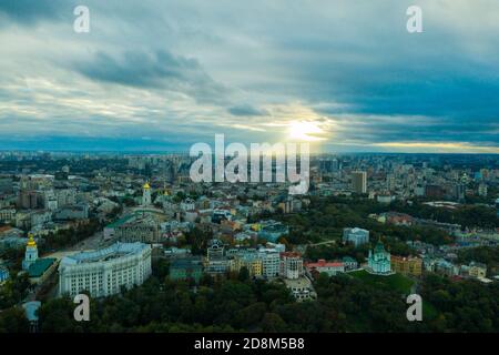 Luftaufnahme auf Bezirke von Kiew die größte Stadt und Hauptstadt der Ukraine. Stockfoto