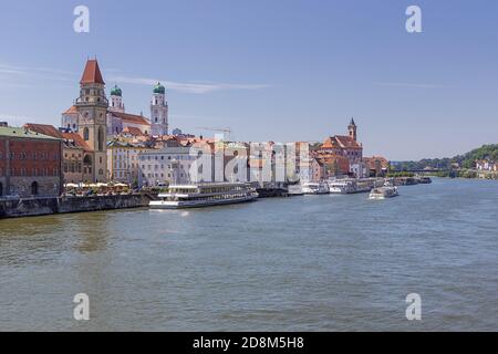 Die Donau mit der Altstadt von Passau von der aus gesehen Die Luitpold Brücke Stockfoto