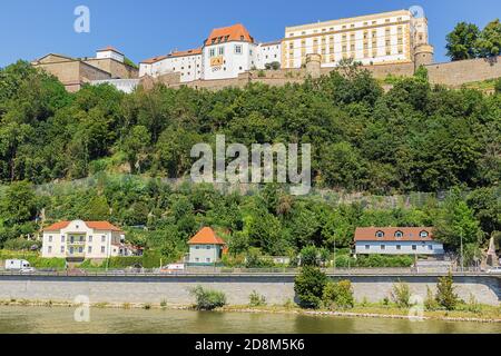 Blick auf die Veste Oberaus von den Ufern des Donau Stockfoto