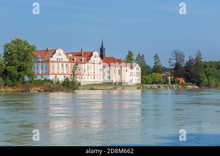 Blick auf das Schloss Neuhaus am Inn von der Banks of the Inn Stockfoto