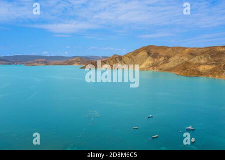 Seascape mit Bergen, Booten und Küste. Reise- und Urlaubskonzept. Stockfoto
