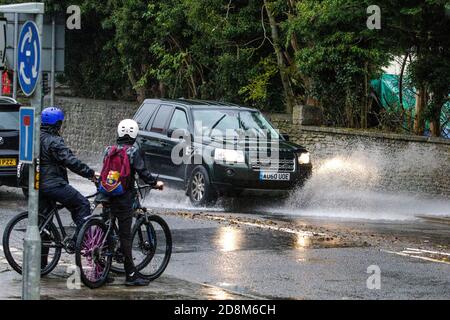 Chippenham, Wiltshire, Großbritannien. Oktober 2020. Da schwere Regenschauer viele Teile Großbritanniens betreffen, werden die Fahrer in Chippenham, Wiltshire, vor sehr starkem Regen gestellt. Quelle: Lynchpics/Alamy Live News Stockfoto