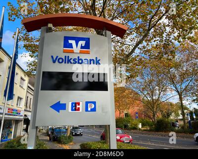 Viersen, Deutschland - 9. Oktober. 2020: Blick auf das isolierte deutsche volksbankschild der Bankfiliale in einem kleinen Dorf Stockfoto