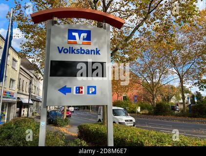 Viersen, Deutschland - 9. Oktober. 2020: Blick auf das isolierte deutsche volksbankschild der Bankfiliale in einem kleinen Dorf Stockfoto