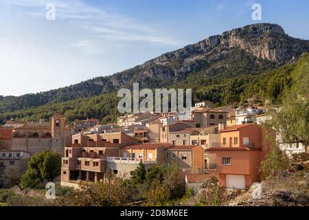 Traditionelles kleines Dorf auf dem Land mit kleinen Häusern und einer Kirche, in der Nähe eines eolischen Parks an der Serra de Llaberia. Colldejou, Tarragona, C Stockfoto