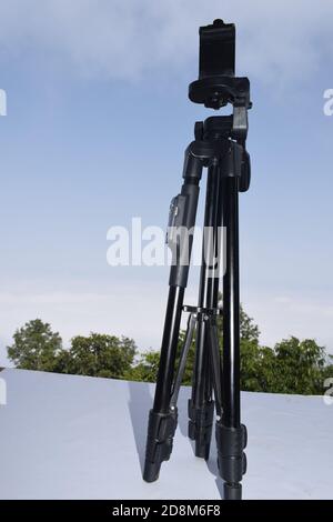 Schwarzes langes Stativ auf Himmel Hintergrund Stockfoto