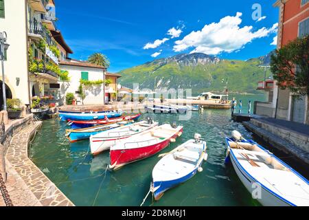 Idyllischer Hafen in Limone sul Garda, Stadt am Gardasee, Norditalien Stockfoto