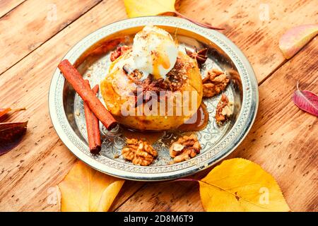 Gebackene Äpfel gefüllt mit Haferflocken und Nüssen.gebackene Äpfel auf Holz Tabelle Stockfoto