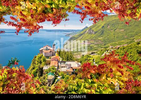 Einsiedelei Madonna di Montecastello oberhalb des Lago di Garda Herbstfolienansicht, Lombardei, Italien Stockfoto