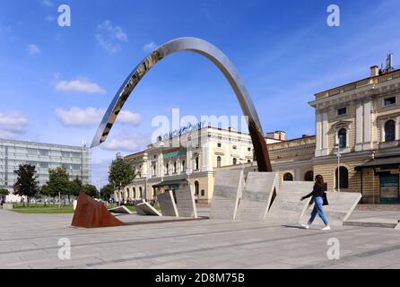 Krakau, Malopolska/Polen - 08.09.2020: Das Ryszard Kuklinski Denkmal auf dem Jan Nowak Jezioranski Platz vor dem alten Hauptbahnhof. Stockfoto