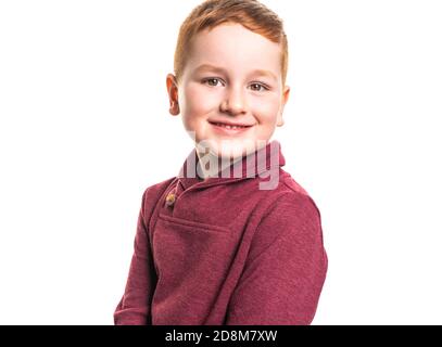 Ein netter Rotschopf Junge im Studio weißen Hintergrund Stockfoto