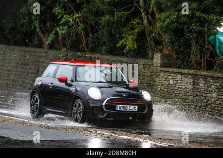 Chippenham, Wiltshire, Großbritannien. Oktober 2020. Da schwere Regenschauer viele Teile Großbritanniens betreffen, werden die Fahrer in Chippenham, Wiltshire, vor sehr starkem Regen gestellt. Quelle: Lynchpics/Alamy Live News Stockfoto